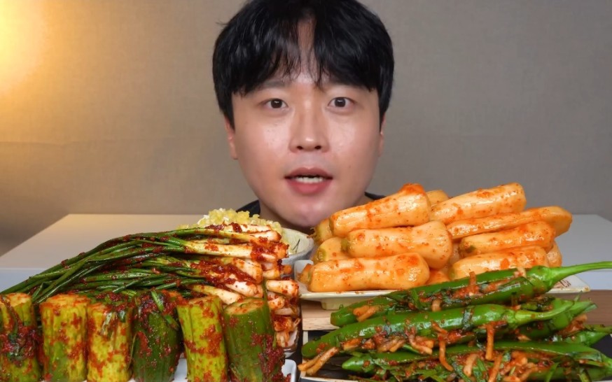 韩国男人太幸福了，每顿都能吃四个菜，这样的生活你羡慕吗？