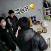 儿子带一群同学到家里吃饭，异口同声喊出2个字，妈妈当场乐坏了