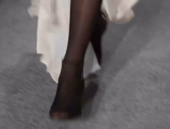 古力娜扎黑丝高跟鞋走秀