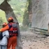 四川泸州暴雨现流水飞石 消防员用钢板当盾牌挡落石护送人员转移