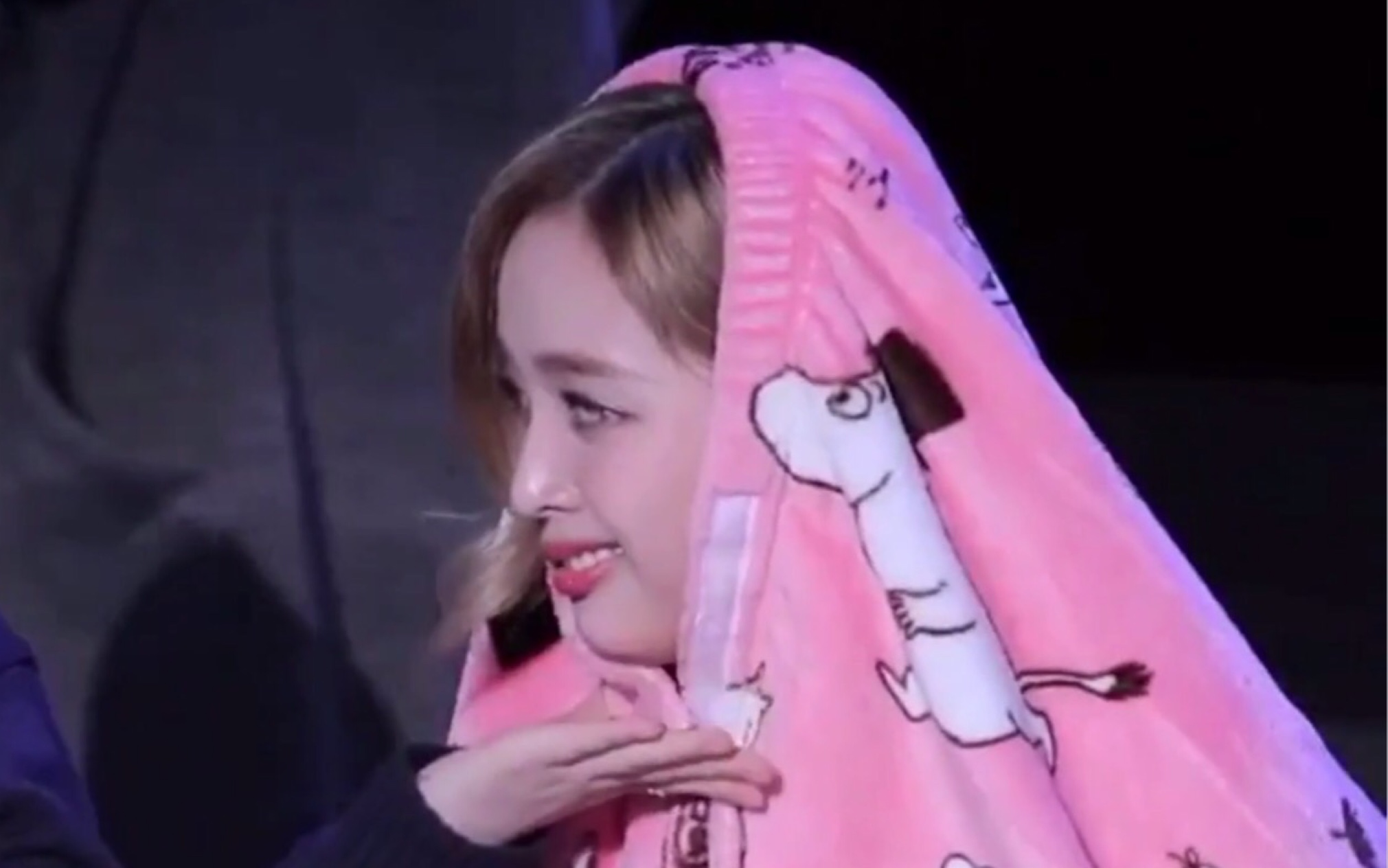 【宇宙少女】听说这是宣仪名场面(经典表情包)出处 小吴总的邪魅一笑