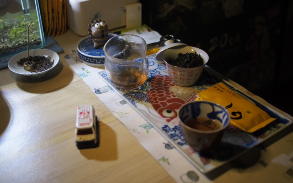 小欧的茶桌丨今日坑涧仙草 水仙，这个茶放久了要比第一次喝好喝许多，好香！可惜下架了～