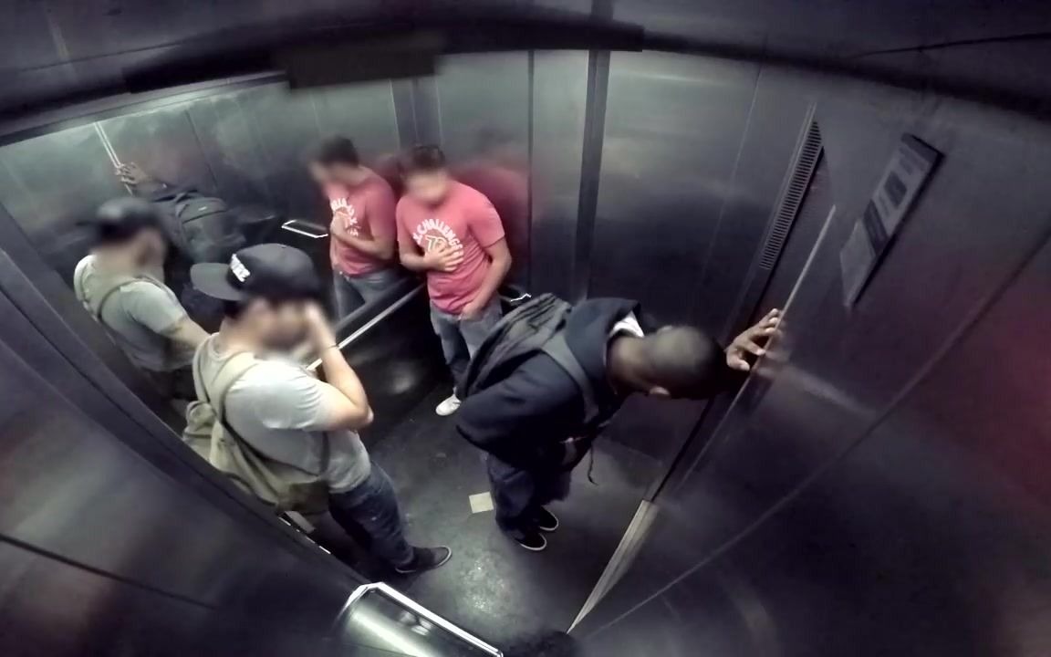 小哥在电梯内憋不住了喷路人一身！
