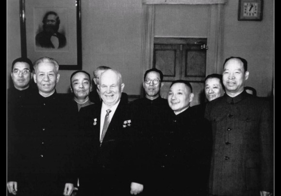 刘少奇同志和赫鲁晓夫和邓公他们三人的合照