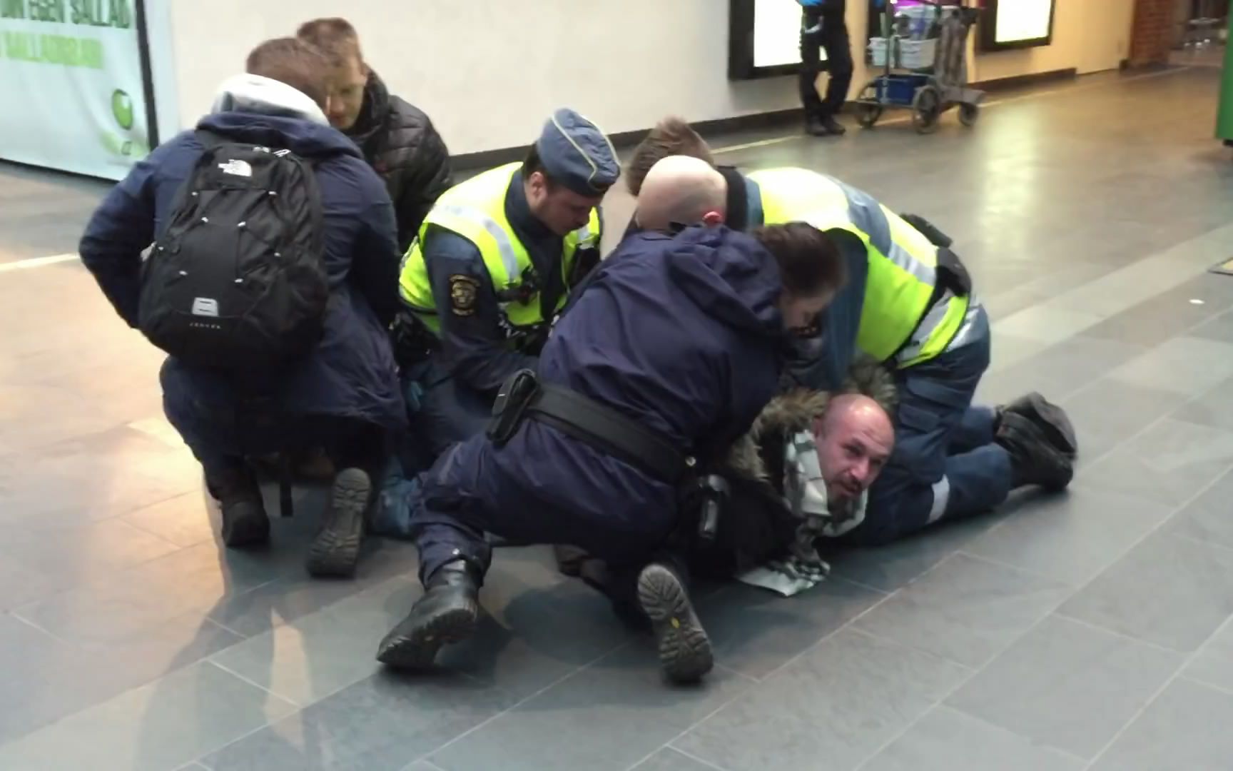 瑞典警察粗暴对待中国游客