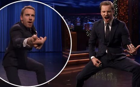 法鲨michael fassbender表演空手弹吉他
