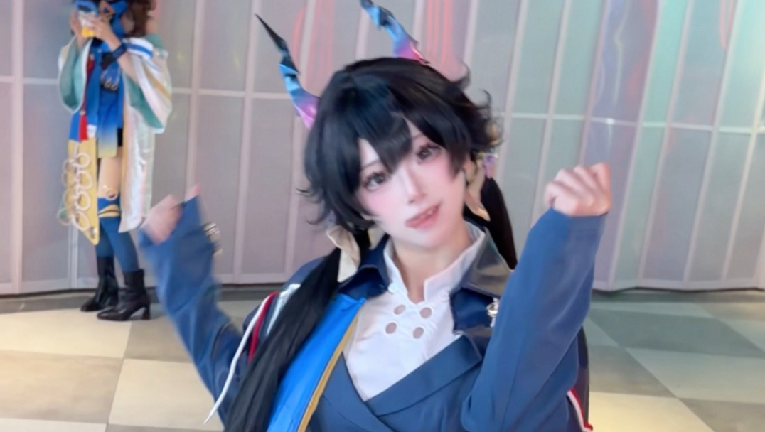 谁又惹她高兴了…？