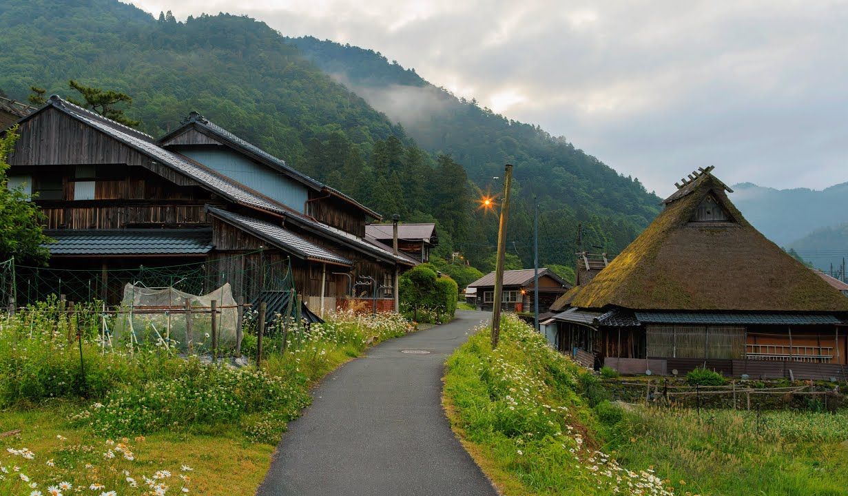 这是发达国家的农村吗？怎么看怎么都不像啊！全是木头房子的日本农村，黎明时分在老旧的日本农村漫步！