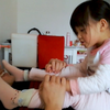 三岁女儿喜欢让爸爸吃脚脚，妈妈：这脚大概是不臭吧