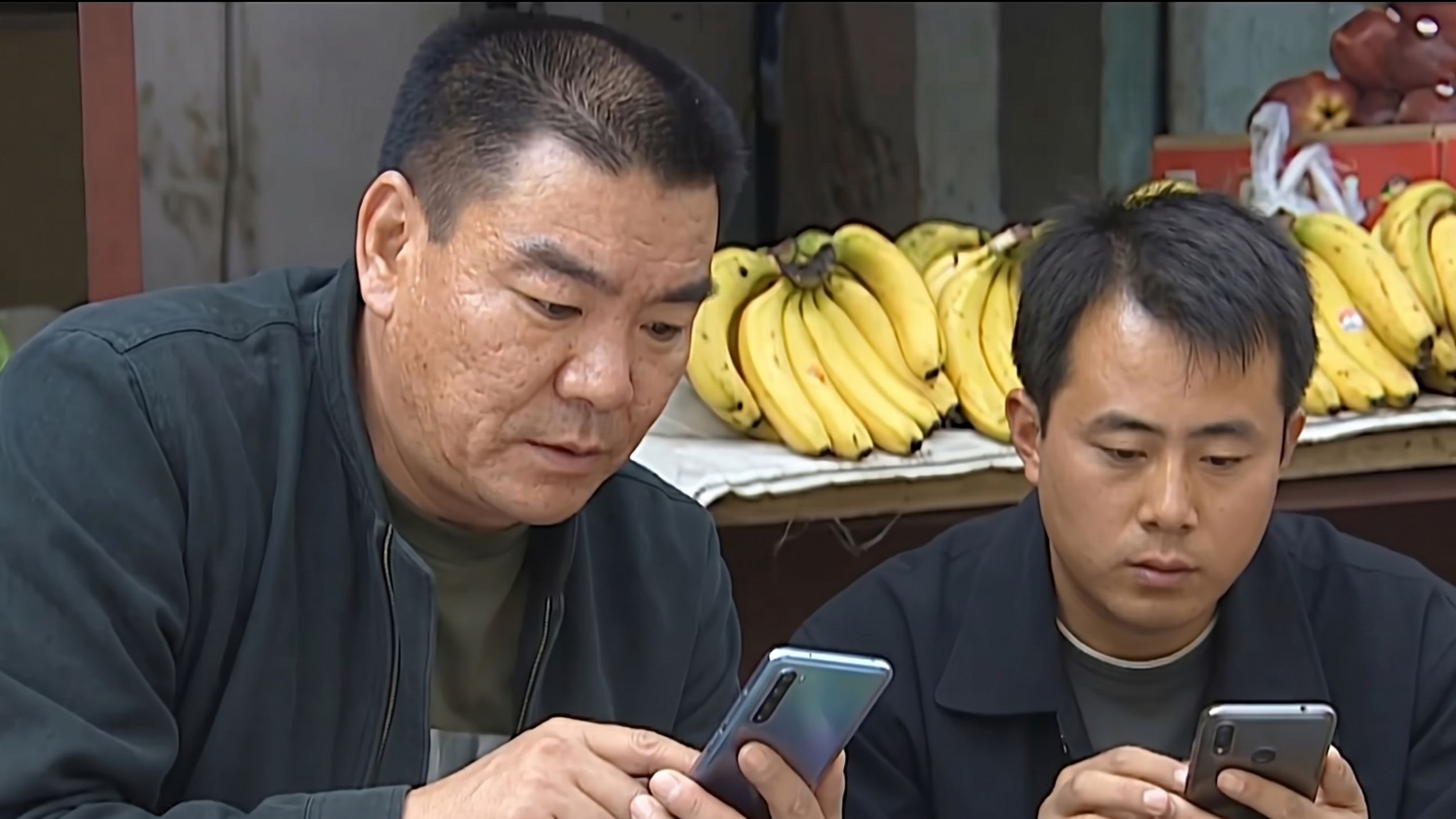 华强买瓜，但全员沉迷手机