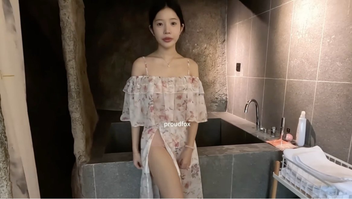 性感的贝贝来啦，今天给大伙展示一款proudfox独家设计的腰开碎花长裙