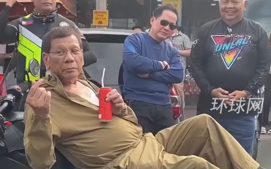 菲律宾前总统杜特尔特的退休生活，参加车友会玩车喝饮料吃汉堡