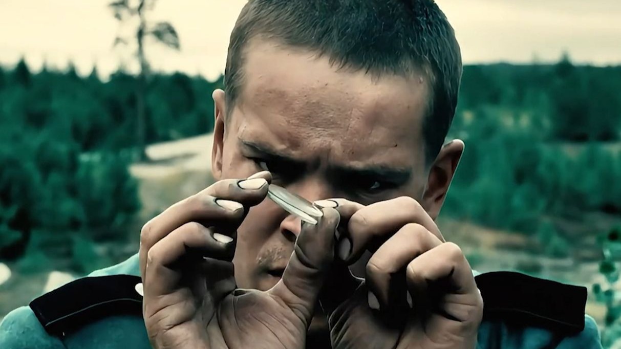 男人用小刀撬开眼睛，将两块镜片叠在一起，伸手折断树枝《战场上的布谷鸟》