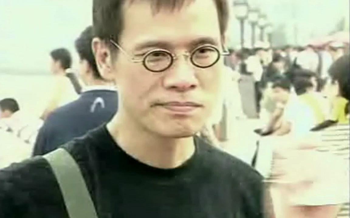 2000年罗大佑走在上海街头，当年全国的文艺青年都去看他