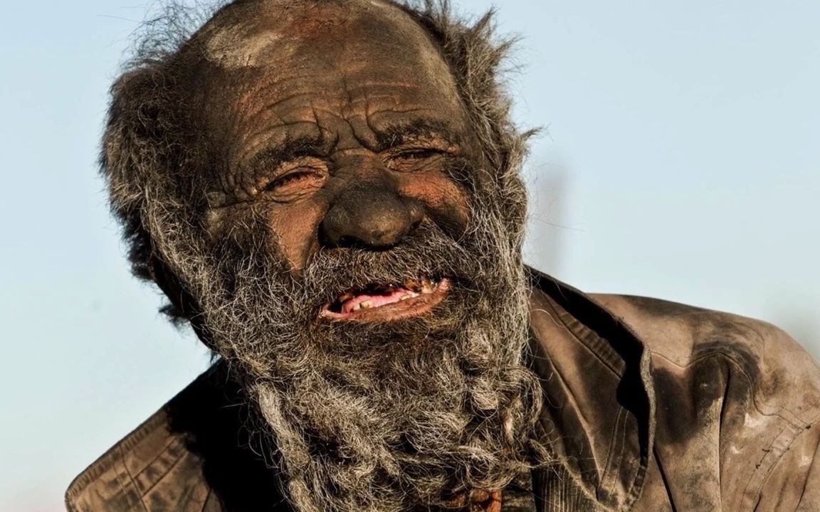 70年没洗澡的94岁老头，被村民逼着洗澡，嘎了！