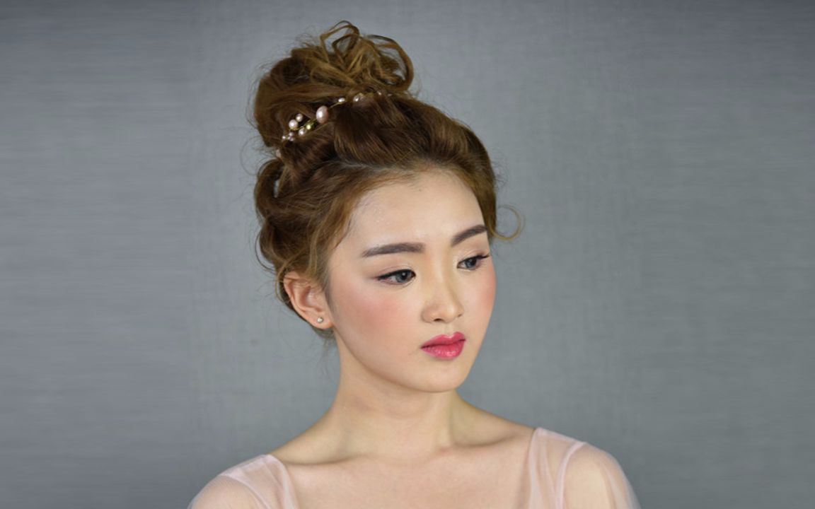 新娘发型这样扎,简单时尚又好看,经典减龄丸子头新娘发型