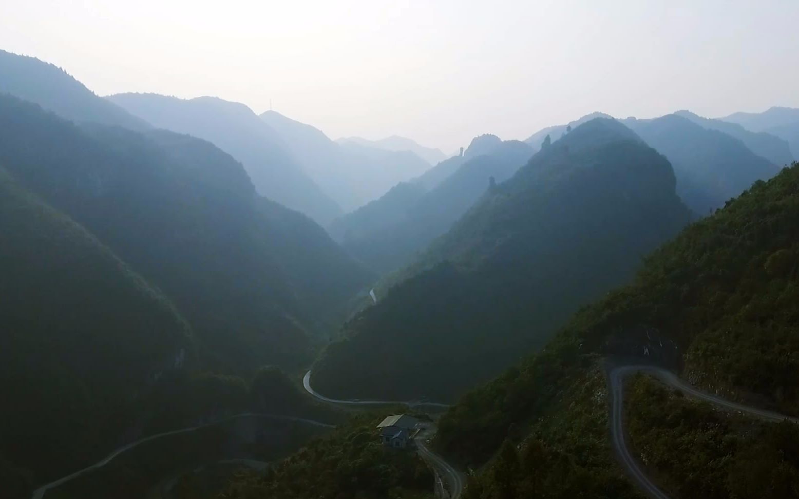 这里的进山公路蜿蜒盘旋,航拍湖南大山深处的两个古苗寨村落哔哩哔哩bilibili