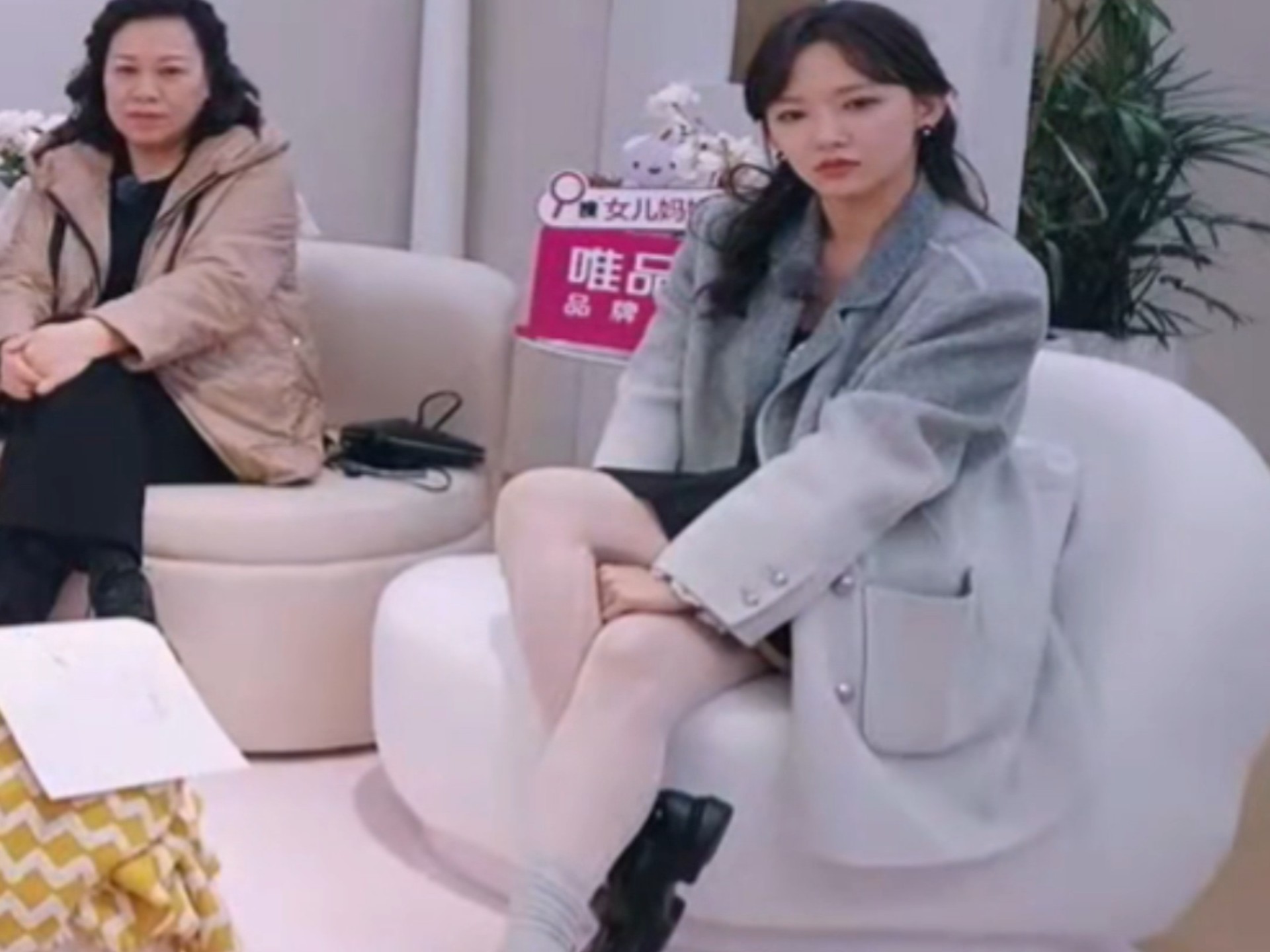 程潇丝袜二郎腿综艺录制片段镜头