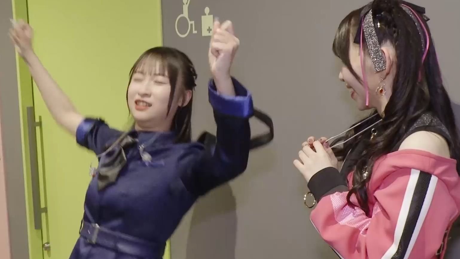 花岩香奈表演「突破不了的Clumsy Trick」 和「準備運動沒做完的Fighting My Way」