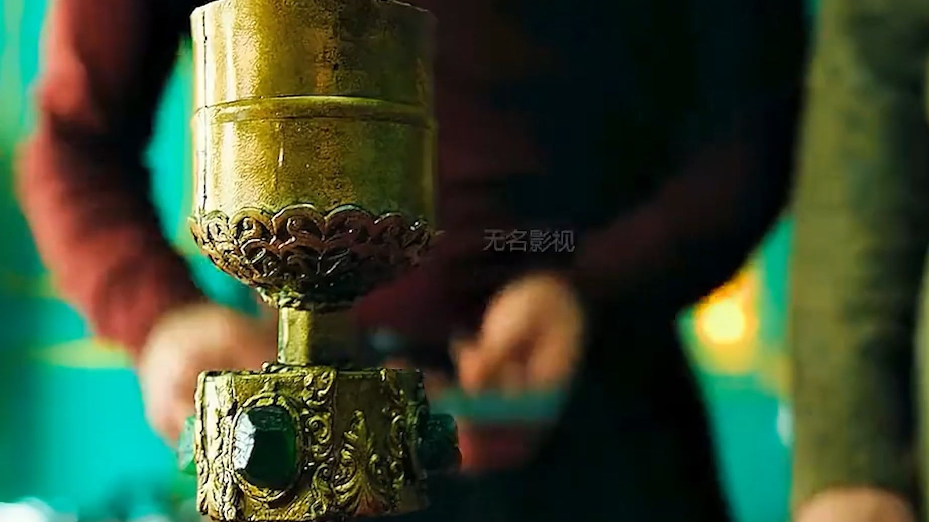 男人掏出锤子砸向价值四万的古董，直到完全变形才停下来！