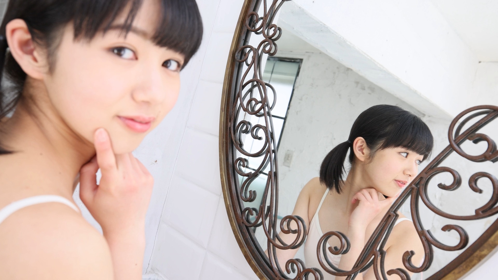 im4k_435 Narisawa Rikou looking in the mirror