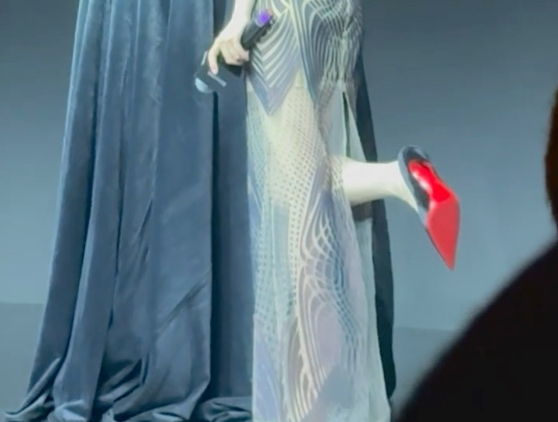 杨幂高跟鞋大长腿参加品牌活动，这一翘脚可真太魅了……