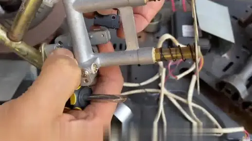燃气灶更换铜管方法