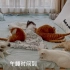 7只猫咪陪宝宝午睡，睡前整整齐齐的梳毛