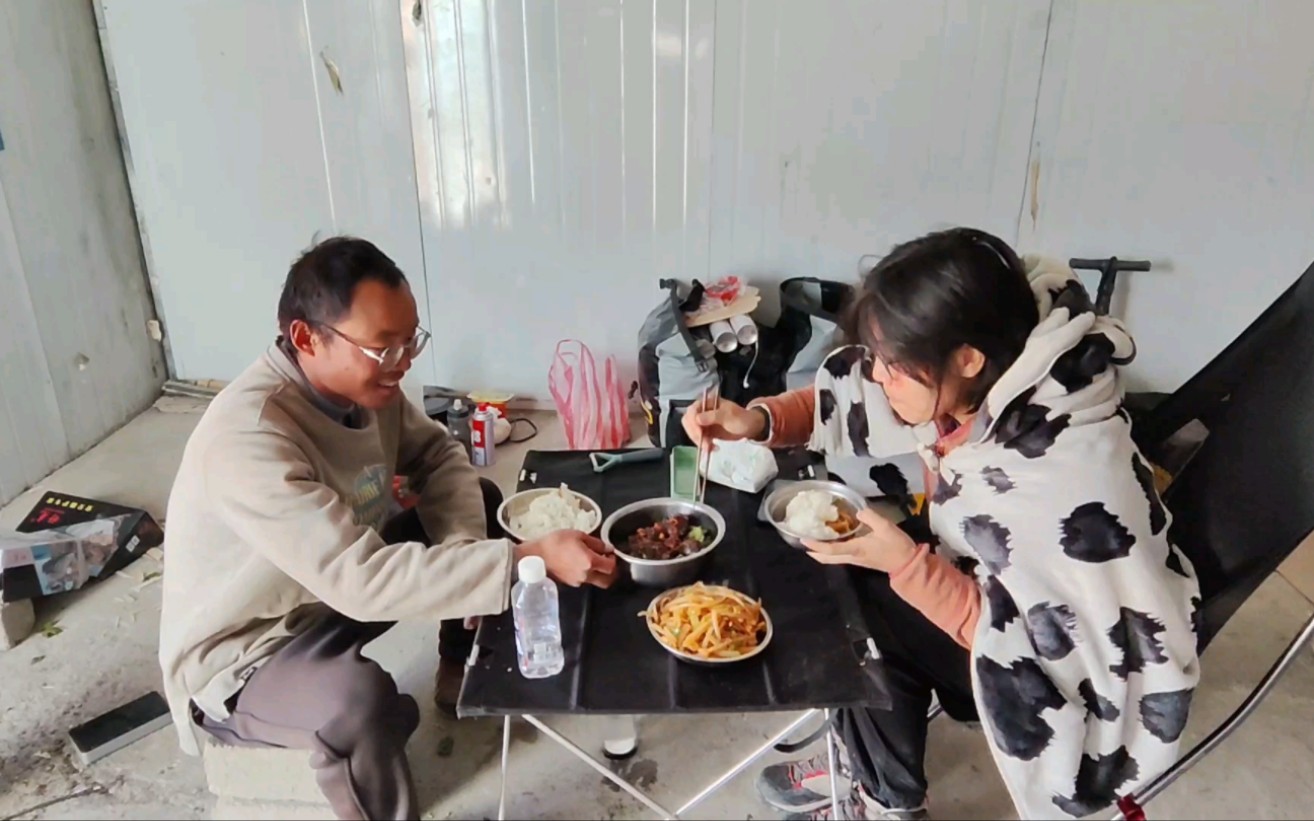 冬季骑行西藏，和女骑友露营班公湖铁皮房，做两个小菜吃上一吃