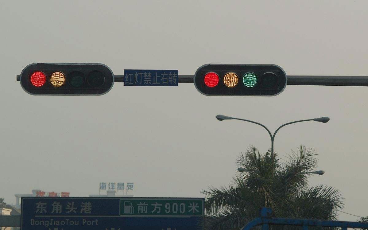 交通灯为什么是"红黄绿",而不是其他颜色?原来还有这个原因