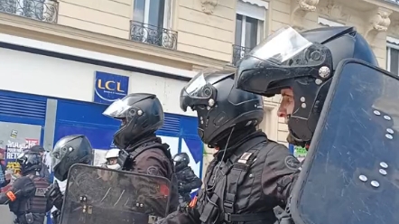 法国巴黎刚战斗完撤下来休息的防暴警察