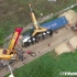 【建筑工程】令人难以置信的技能操作员重型起重机卡车事故由两台起重机恢复