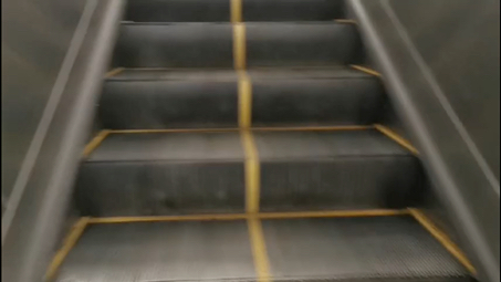 天津地铁某站站台扶梯