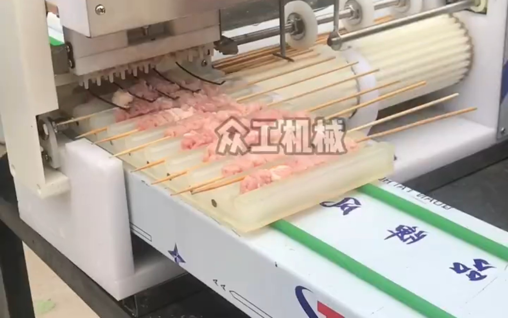 唐山一大学生发明了一台羊肉穿串机，一小时3000串！