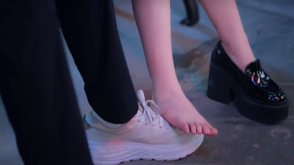 【陈妍希】好高的高跟鞋崴脚了