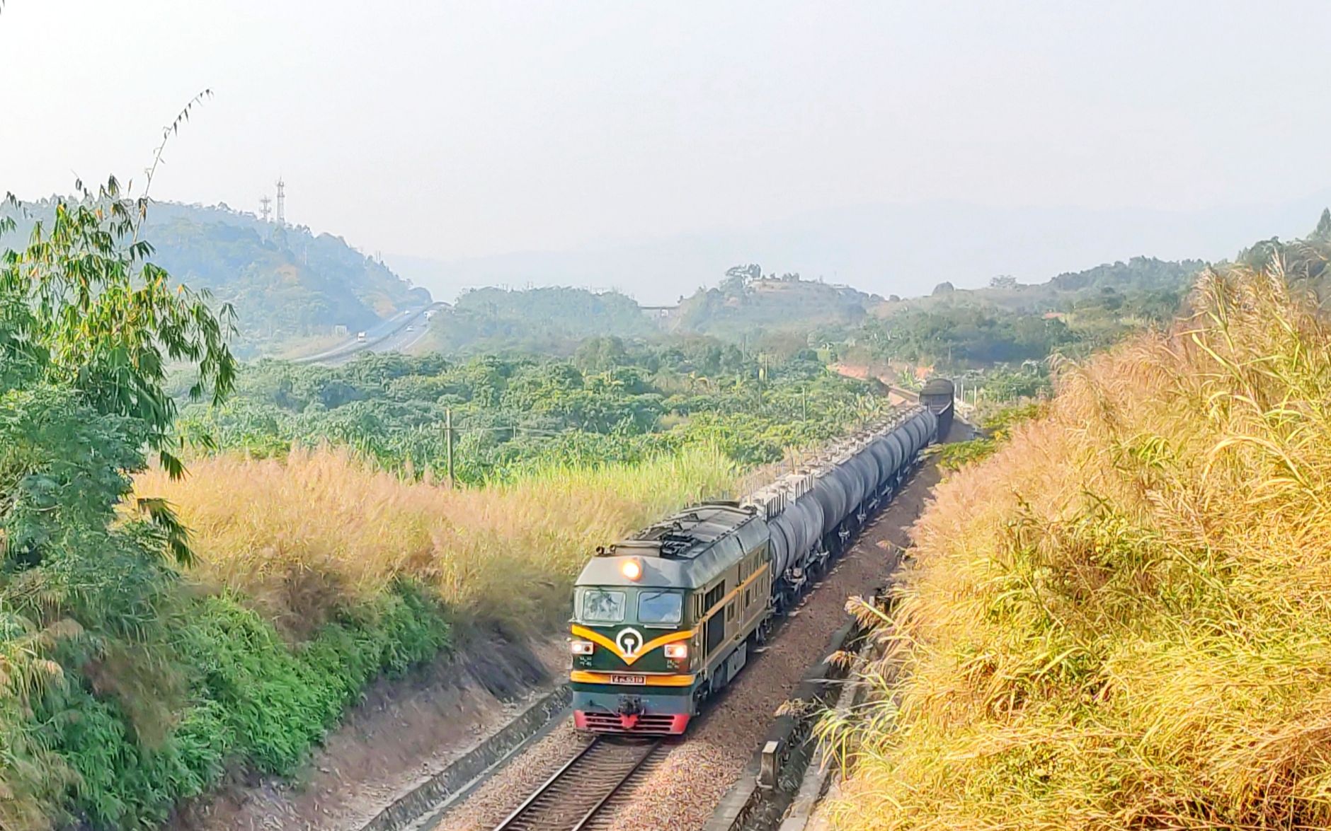 广铁龙段df4b9319牵引货列通过广梅汕铁路揭阳段