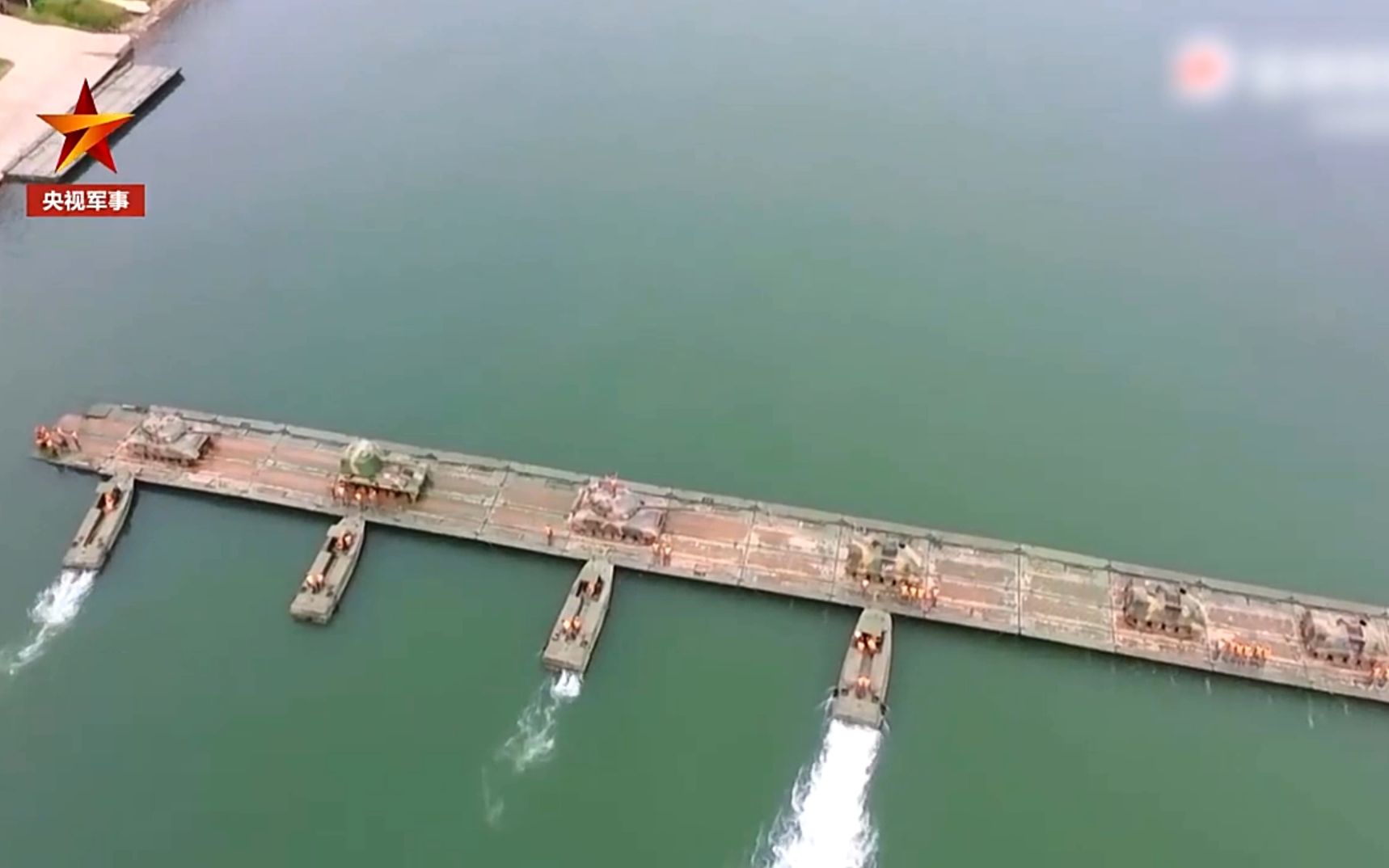 “水上蛟龙”征服江河天堑！60秒看舟桥兵飞架200米浮桥
