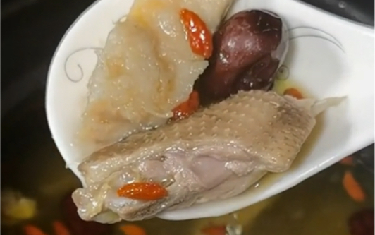榴莲炖鸡很多人只是在网上听说，其实自己在家也可以做来吃，值得一试