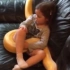 最近国外一个很火的视频，一个小女孩和她的12英尺长的宠物蛇