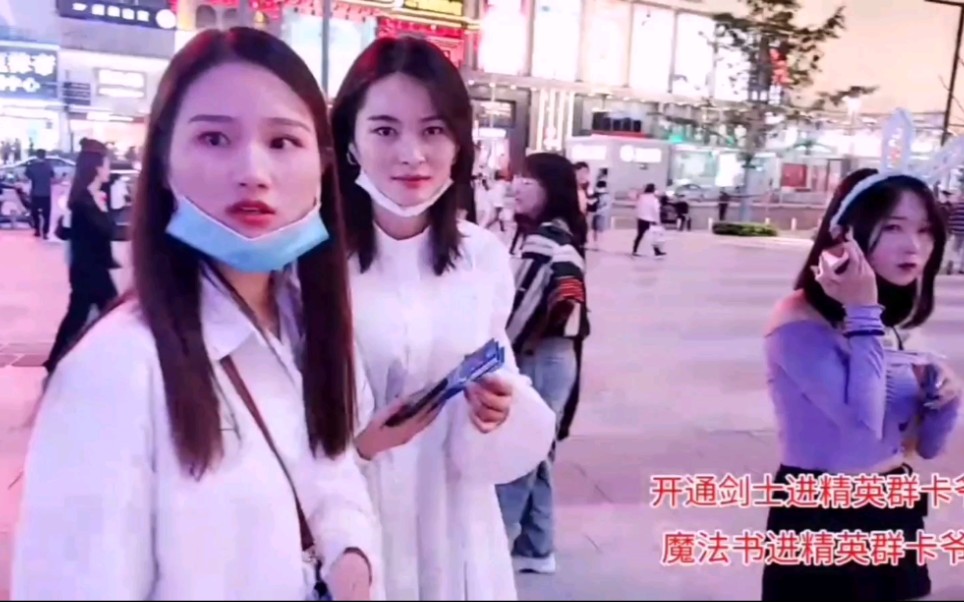 集梦秋秋长沙街头给小姐姐送气球
