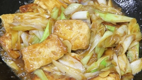 咋样做葱烧豆腐 c229b438a9af13b9b35233d2ae7176ebd56398c4.jpg@280w_158h_1c_100q.jpg