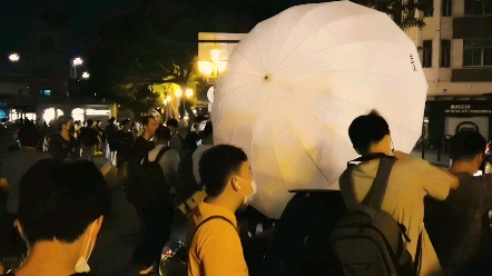 广州摄影也太内卷了，带这么大的柔光伞街拍，不给小白活路呀。#广州街拍#美女 #广州摄影
