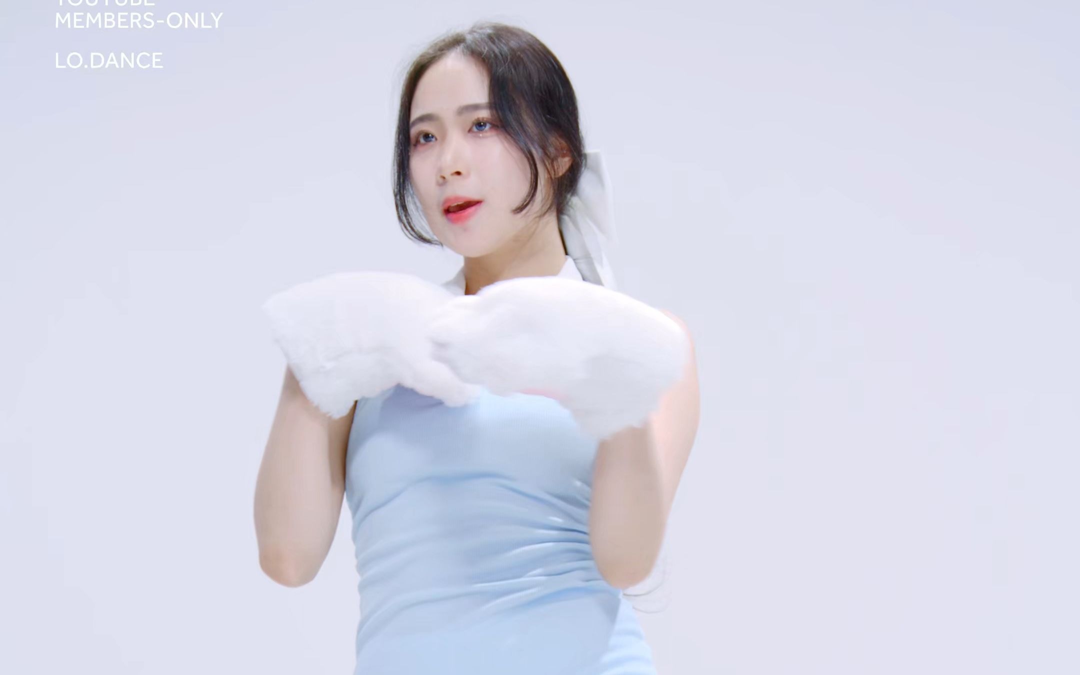 Jung In, like a cat, light blue.