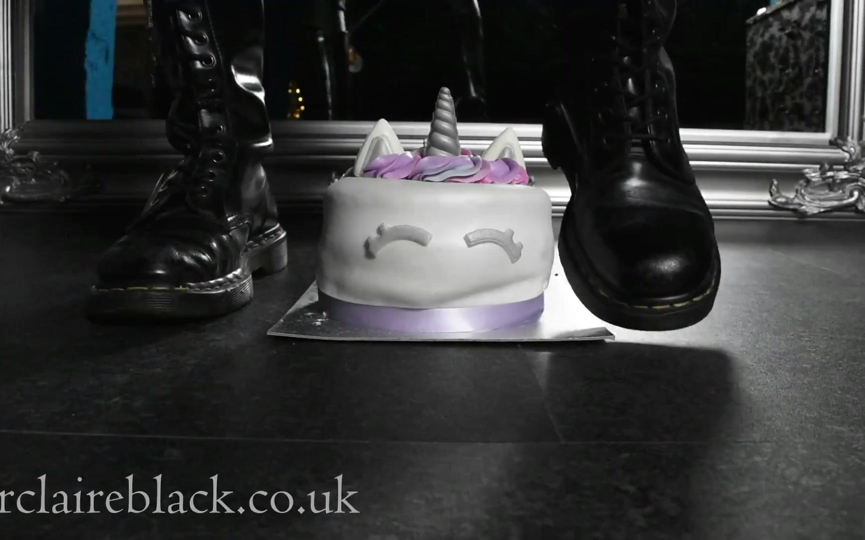 【踩踏】黑色马丁靴踩扁紫色蛋糕
