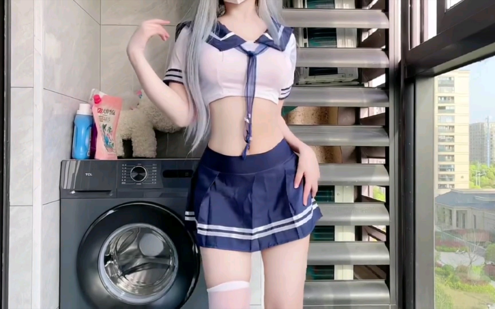 Long legs and a small waist shake it up so beautifully!