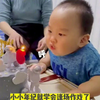 小小年纪就学会逢场作戏了