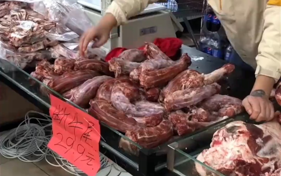 男子在超市看断牛尾,其实是火鸡脖子,便宜没好货好货不便宜