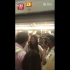 女子地铁丢手机扒车门20分钟不让走：我是受害者！