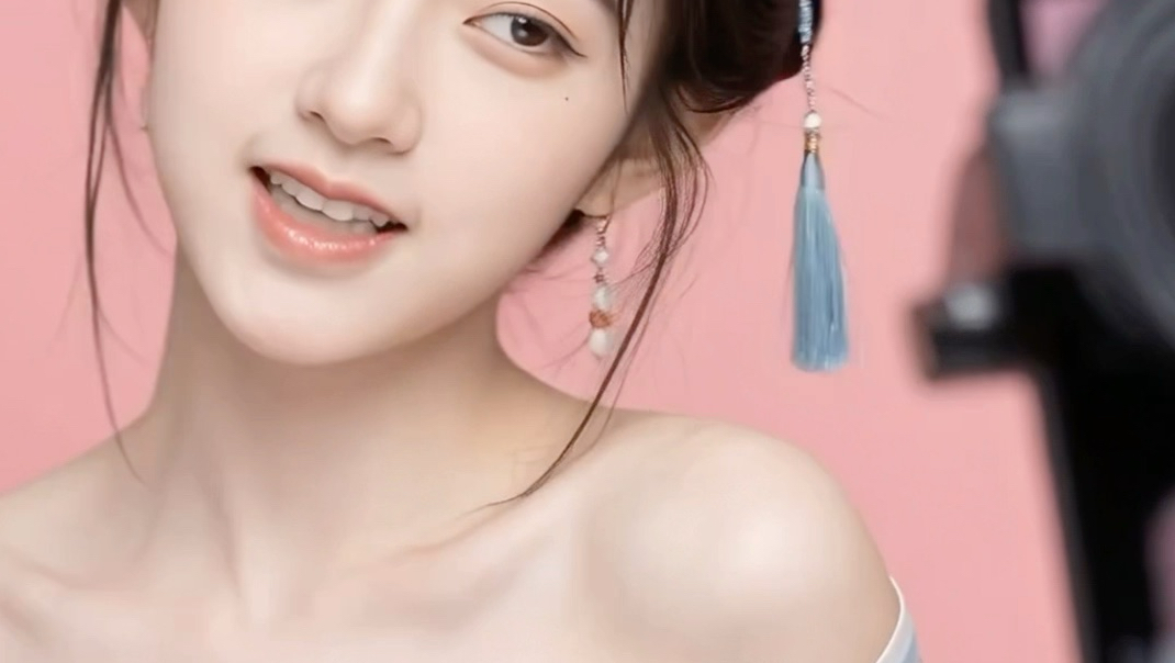 谁能科普一下为何上衣不滑落🤔Who can popularize why the top doesn't slip off#露肩上衣 #小师妹 #汉服