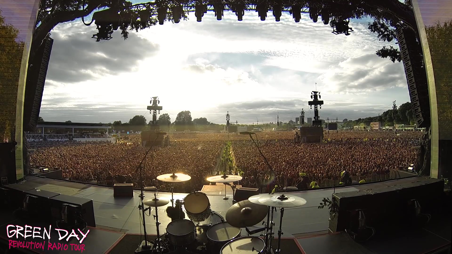 [green day] crowd singing bohemian rhapsody - hyde park, london